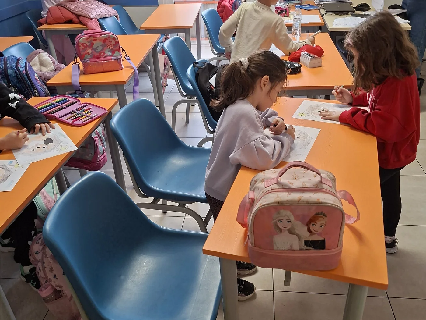 Παιδιά του Δημοτικού μελετούν και δημιουργούν στην τάξη