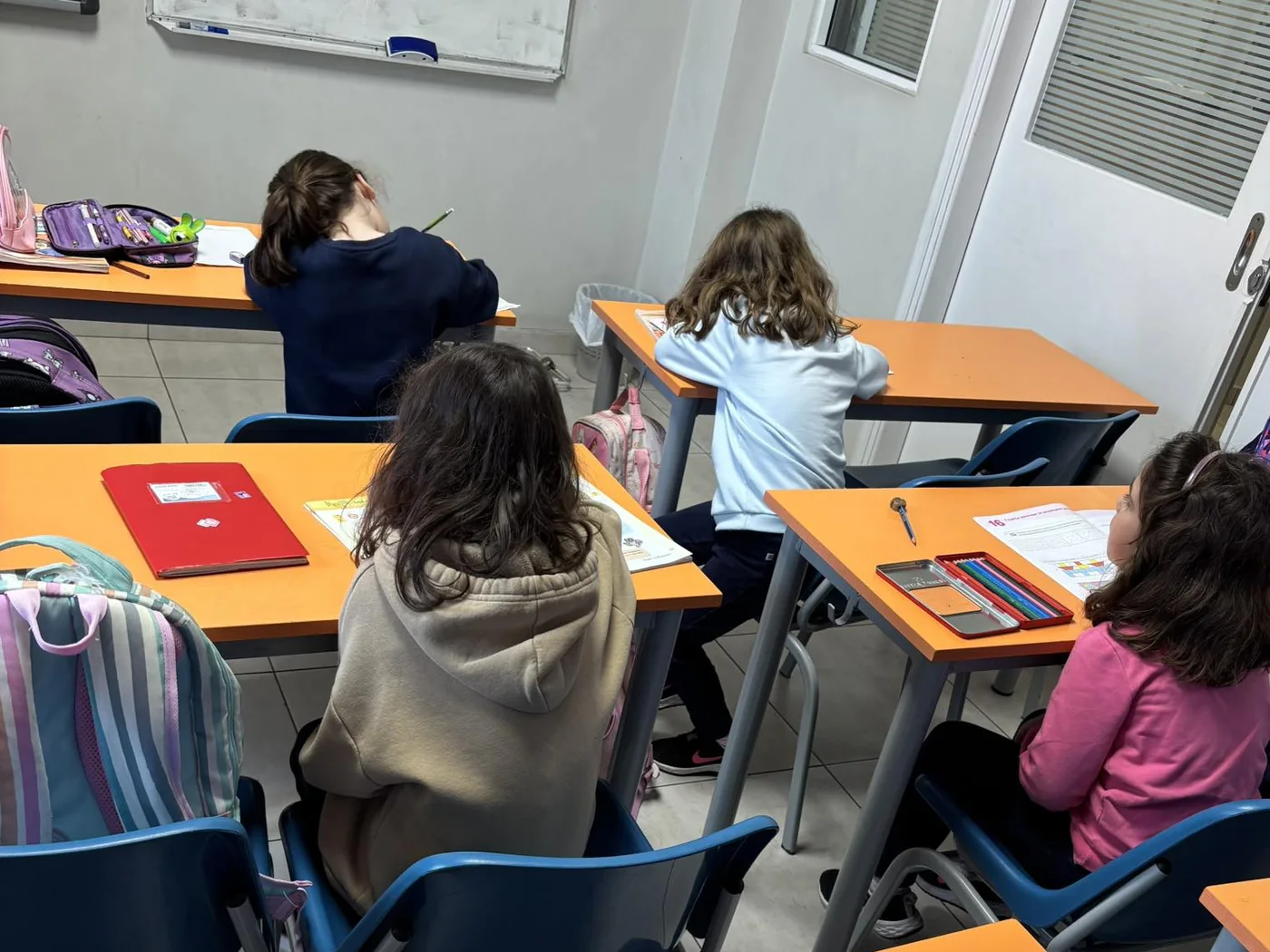 Παιδιά Δημοτικού εργάζονται συγκεντρωμένα στην τάξη