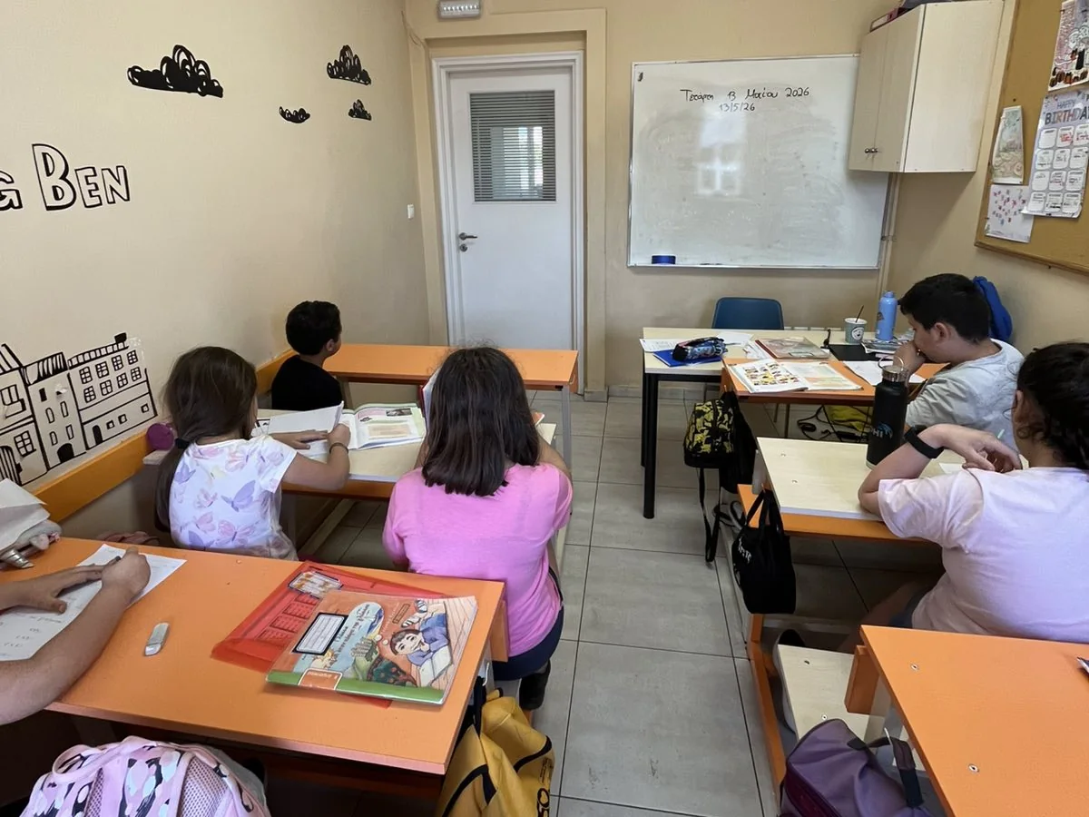 Μαθητές Δημοτικού μελετούν σε οργανωμένη αίθουσα