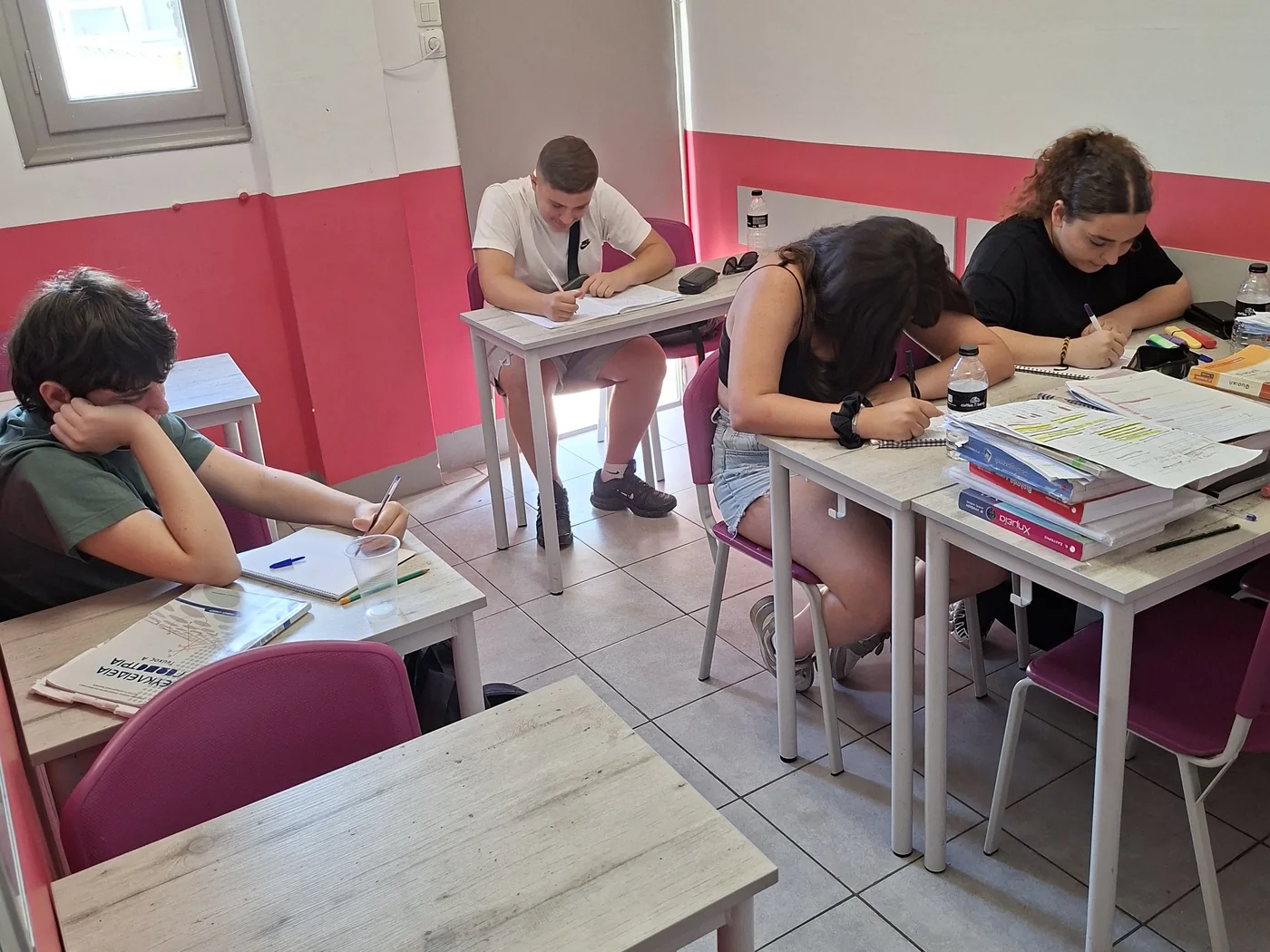 Μαθητές Γυμνασίου γράφουν και προετοιμάζονται στην τάξη